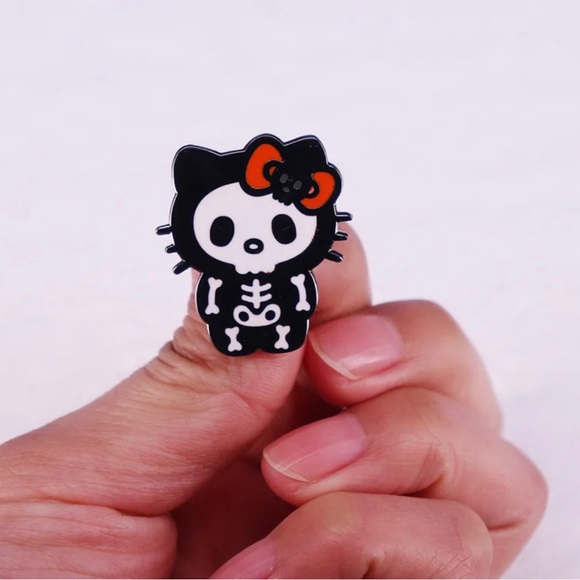 hello kitty pin skull - Picture 1 of 4